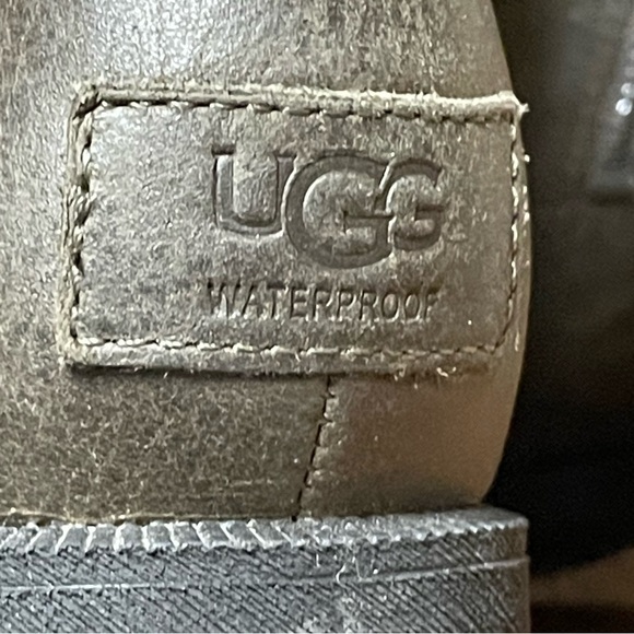 UGG Blayre Boot IV in excellent Condition us size 7 metallic Combat green - Picture 10 of 14